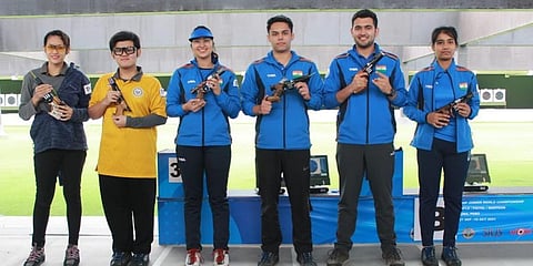 Vijayveer Sidhu, Rhythm Sangwan, Tejaswini and Anish with their respective medals after the 25m Rapid Fire Pistol Mixed Team event. (Photo| Twitter)