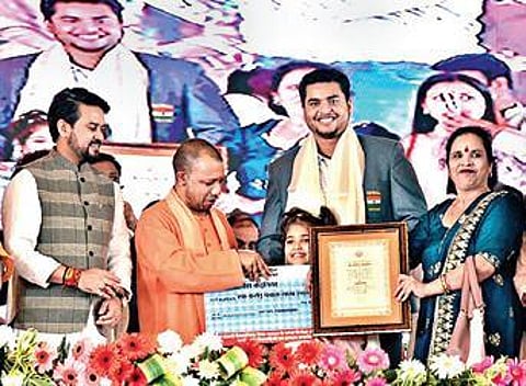 Yogi Adityanath and Anuraag Thakur felicitate the Paralympians
