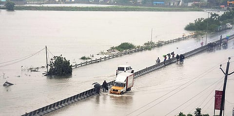 The Pallavaram-Thoraipakkam radial road goes under water after Narayanapuram lake fills up completely. (Photo | Ashwin Prasath, EPS)