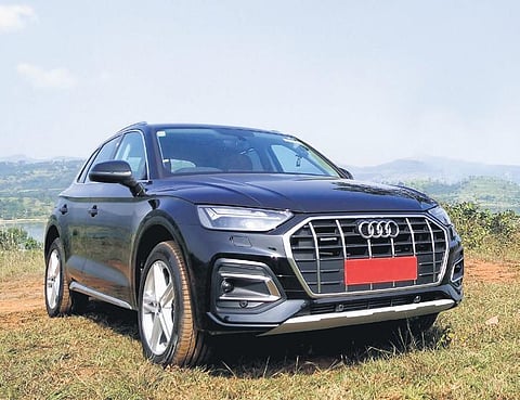 From a design standpoint, the Q5 boasts of similar dimensions to its predecessor, however it now comes with a larger front grille with an octagonal outline