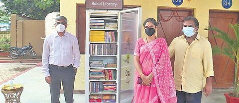 CM’s Chief Advisor R Balakrishnan and Secretary of Handlooms, Textiles and Handicrafts department Subha Sharma inaugurating the library on Sunday. (Photo | Express)