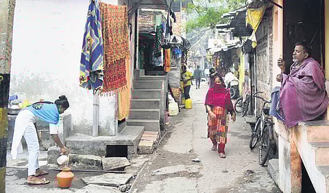 Slum dwellers of KD Camp are still waiting for basic amenities of sewage, water, toilets and education | PARVEEN NEGI