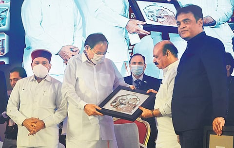CM Basavaraj Bommai presents a memento to Vice-President Venkaiah Naidu at the Bengaluru Tech Summit 2021, in Bengaluru on Wednesday | Ashishkrishna HP