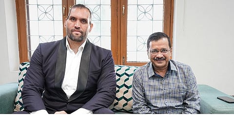 WWE wrestler Khali with Delhi CM Kejriwal. (Photo | Twitter)