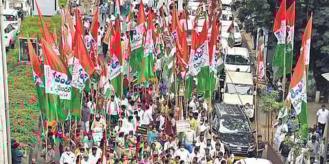 Congress leaders hit the streets of Hyderabad on Thursday, demanding a solution to the paddy procurement logjam, Nov 18, 2021. (Photo | RVK Rao)
