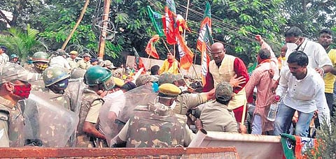 BJP workers trying to break police cordon in front of Keonjhar SP office. (Photo| EPS)
