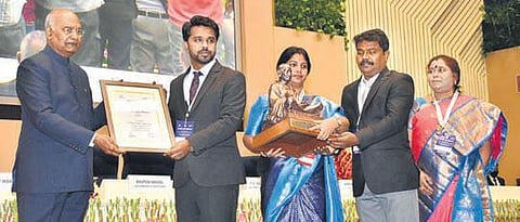 Vijayawada Municipal Corporation Commissioner Prasanna Venkatesh receives the Swachh Survekshan 2021 award from President Ram Nath Kovind at a function in Vigyan Bhavan in New Delhi on Saturday | EXPR