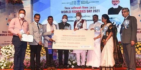 Union Minister for Fisheries, Animal Husbandry and Dairying Parshottam Rupala presenting the best marine district award at Bhubaneswar on Sunday. (Photo | EPS)