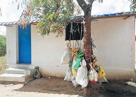 The muttuthurai in Koovalapuram that lacks a concrete roof and electricity connection. (Photo | EPS)