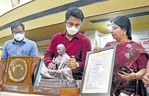 Vijayawada Mayor Rayana Bhagyalakshmi and VMC Chief Prasanna Venkatesh display Swachh Survekshan Award in Vijayawada on Monday | P Ravindra Babu