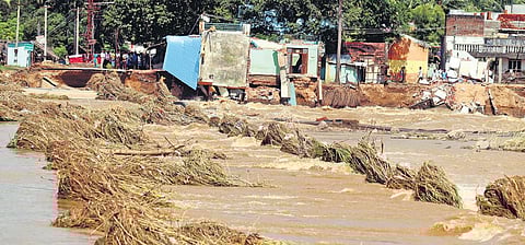 The causeway across the Palar River flooded at Virinjipuram | s dinesh