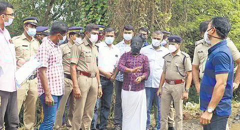 The accused explaining to the police how RSS worker Sanjith was killed when he was brought to Mambram in Palakkad as part of evidence collection