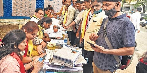 Voters arrive in large numbers to exercise their franchise in the Karnataka Sahitya Parishath elections in Bengaluru on Sunday, Nov 21, 2021. (Photo | EPS, Nagaraja Gadekal)