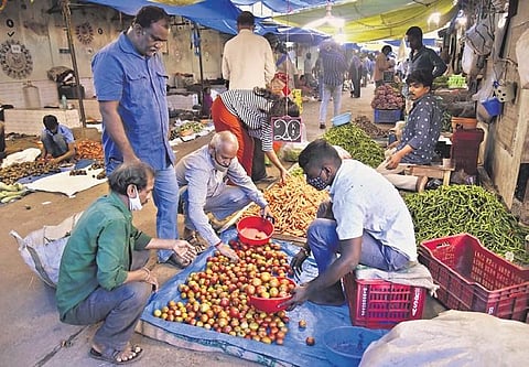 Customers buy tomatoes from a Rythu Bazar in Hyderabad | VINAY MADAPU