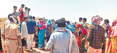 Oustees of Mogilicheruvu thanda argue with the officials.