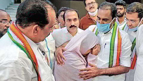 An emotional Farisa Dilshad, Mofiya’s mother, with Congress leaders