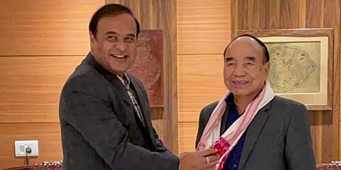 Assam CM Himanta Sarma Sarma (L) and his Mizoram counterpart Zoramthanga at a meeting. (Photo| Twitter)