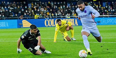 Barcelona's Memphis Depay takes the ball around Villarreal's goalkeeper Geronimo Rulli on his way to scoring his side's second goal in Villarreal, Spain, Nov 28, 2021. (Photo | AP)