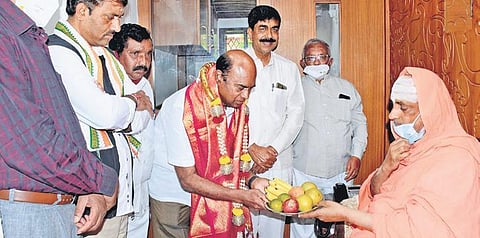 Congress MLC poll candidate Dr Thimmaiah greets Suttur seer Sri Shivarathri Deshikendra Swami in Mysuru. (Photo| Udayshankar S, EPS)