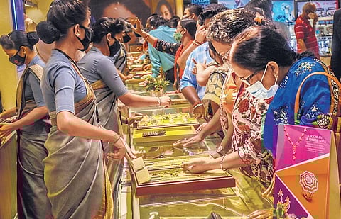 People buying gold ornaments on the occasion of Dhanteras in Bhubaneswar. (Photo| EPS)