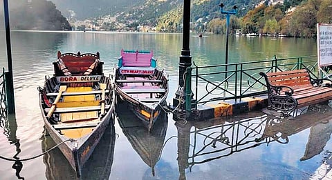 The boatmen have to pay Rs 700 as the renewal fee for their license. (Photo | EPS)