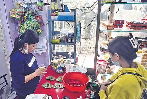 Chuimiwon at Machi’s making their special paan for a customer