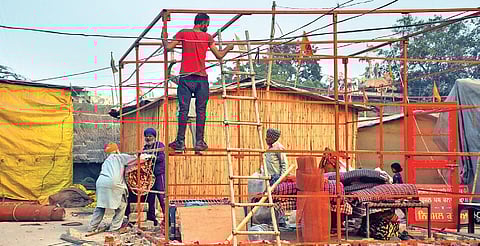 Farmers dismantle structures from Singhu border protest site after SKM decided to call off the protests. (Photo | PTI)