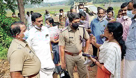 SUCI (C) leader Mini K Philip speaking to police officers led by Changanassery DySP R Sreekumar during a protest at Velluthuruthi in Kottayam against SilverLine