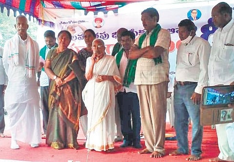 Retired district judge Jayasree (in white) addresses the land oustees at ‘Bhoo Nirvasithula Deeksha’ at Dharna Chowk near Indira Park on Friday, Dec 10, 2021.
