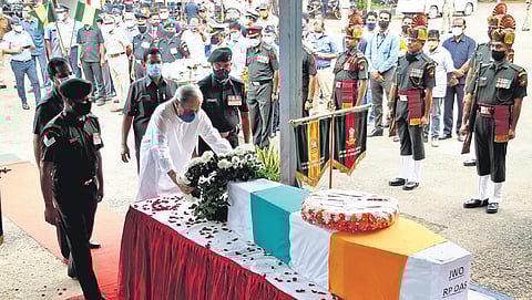 CM Naveen Patnaik paying tribute to JWO Rana Pratap Das at Biju Patnaik International Airport in Bhubaneswar. (Photo | Irfana/EPS)