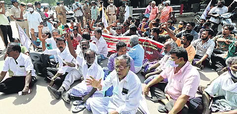 Disabled individuals protesting in front of Madurai Collectorate. (Photo | KK Sundar)
