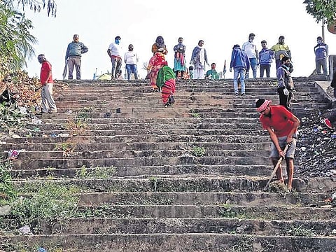 People participating in the mass cleaning drive organised at Mahatma Gandhi Marg along Mahanadi river on Wednesday, Dec 15, 2021. (Photo | Express)