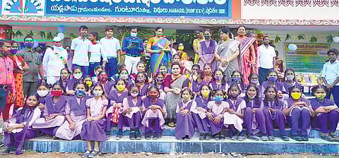 Students and teachers of Yadlapadu ZP High School at the newly-inaugurated building | EXPRESS
