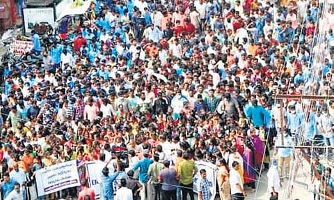 Students under the aegis of Rayalaseema Intellectuals Forum take out a rally in Tirupati on Thursday in support of the 3-capital plan. (Photo| EPS)