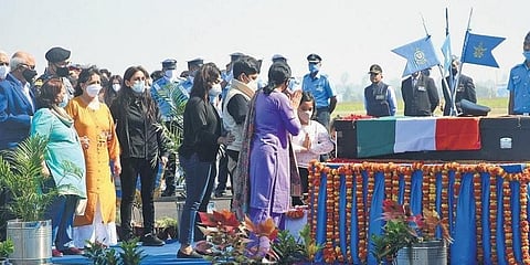 Father Col K P Singh (retd), mother Uma Singh, wife Geetanajali Singh, daughter Aradhya Singh and other family members pay tribute to Group Captain Varun Singh’s mortal remains. (Photo | EPS)
