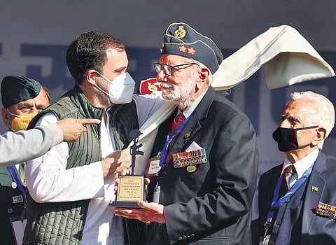 Rahul Gandhi felicitates a war veteran during the Congress event to mark the 50th anniversary of the 1971 victory against Pakistan, in Dehradun on Thursday. (Photo | PTI)