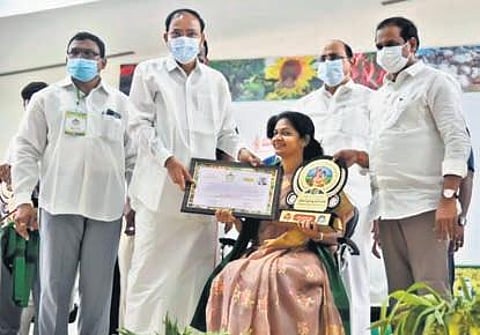 Madhavi receiving the Rythu Nestham Award from Vice President M Venkaiah Naidu (Photo | Express)