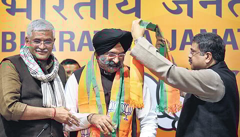 Manjinder Singh Sirsa being welcomed by ministers Dharmendra Pradhan and G S Shekhawat at BJP headquarters. (Photo | EPS/Shekhar yadav)