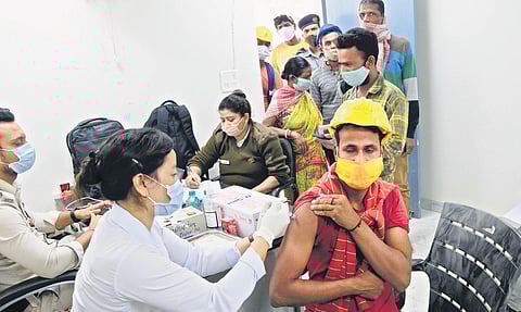 Free Covid-19 vaccination camp for Central Vista labourers in New Delhi| Shekhar Yadav