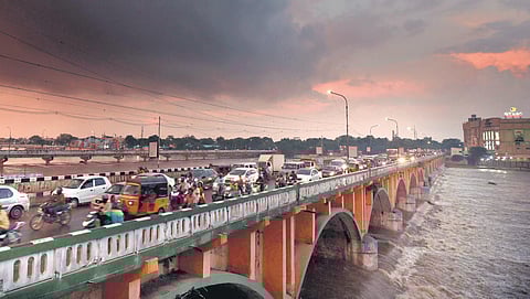 A traffic jam at the AV Bridge in Madurai on Wednesday, after all the lower bridges in the city were closed off due to the heavy flow of water in Vaigai River| k k sundar