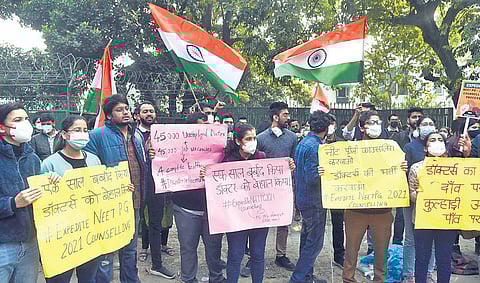 Resident doctors protest outside Nirman Bhavan against delay in NEET PG 2021 counselling on Thursday, Dec 23, 2021. (Photo | EPS, Parveen Negi)