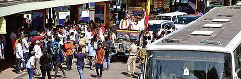 Activists led by Kannada Vatal Paksha leader Vatal Nagaraj seek support for the proposed December 31 Karnataka bandh, in Bengaluru on Sunday, Dec 26, 2021. (Photo | EPS, SHRIRAM BN)