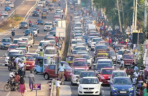 The Kazhakoottom-Eanchakkal stretch of NH 66 witnessed a traffic snarl-up because of obstructive parking outside the Lulu Mall near Akkulam. (Photo | EPS, B P Deepu)