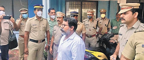 Ripper Jayanandan who was brought to Kochi for evidence collection being taken to the hospital for medical check-up