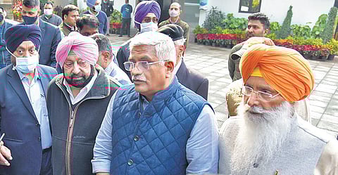 Amarinder Singh, BJP Punjab in-charge Gajendra Singh Shekhawat and SAD (Sanyukt) head Sukhdev Singh Dhindsa in New Delhi on Monday. (Photo | Shekhar Yadav/EPS)
