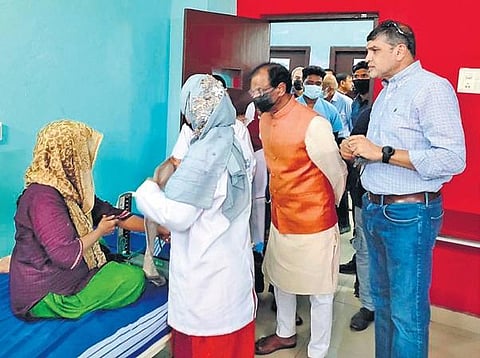 Advisor to the state government on minority affairs AK Khan, IPS (retd) interacts with an inmate at the mosque in Rajendranagar where a centre for the aged and destittute was set up, on Dec 28, 2021.