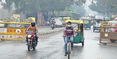 Traffic in the Mayur Vihar area amid light rains in Delhi. (Photo | EPS, Parveen Negi)