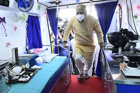 Chief Minister Basavaraj Bommai boards a ‘Clinic on Wheels’ ambulance developed by the state Labour Department in Hubballi on Wednesday. (Photo | EPS)