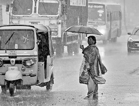 Chennaiites returning home from work faced hardship as rain arrived without warning on Thursday | P Jawahar and Martin Louis