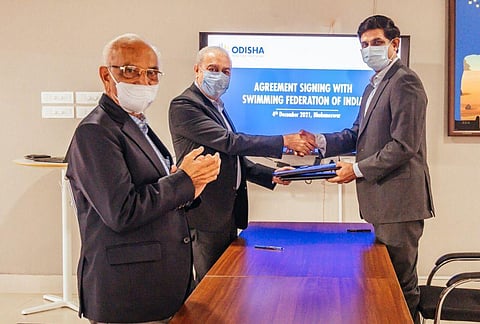 SFI secretary-general Monal Chokshi & R. Vineel Krishna signed the memorandum in presence of Virendra Nanavati. (Photo | SFI)